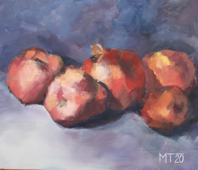 Červená jablka na modrém podkladě